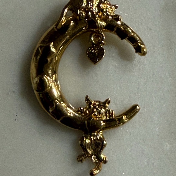 Vintage gold tone crescent moon with hanging cat jewelry component, celestial - Picture 2 of 5